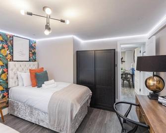 Modern London 3-Bedroom Flat - London - Bedroom