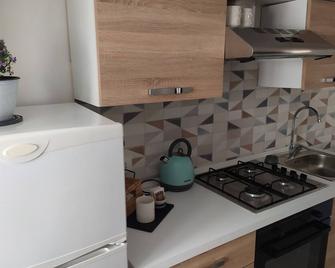 Bilocale in centro storico -Le mensaline- Casa Chiricopo - Modica - Küche