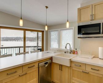 Cozy Rice Lake Cabin w Balcony, Grill & Views - Brainerd - Kitchen