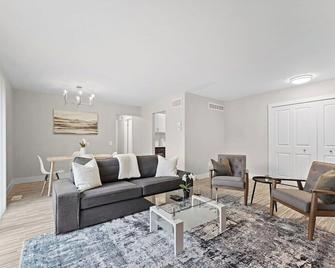 Family-Friendly 2 Bedroom Rochester Hill - Rochester Hills - Living room