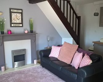 Cottage With Off Road Parking - Juvigny-les-Vallées - Sala de estar