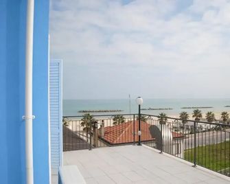 Hotel Eden - Fermo - Балкон