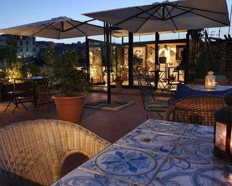 The Spanish Palace, Suites, Rooms, Apartments & Terraces - Неаполь - Патіо
