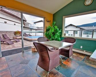 Whistler's Inn - יאספר - מרפסת