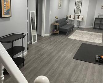 Entire guest suite in City of Orange, New Jersey - Beachwood - Living room