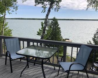 Sunkissed Cottage, Presque Isle MI - Presque Isle - Balcón
