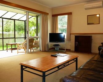 Tudor Lodge Motel - נלסון - סלון