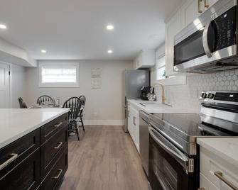 2 Bedroom Bsmt Suite in the Heart of the City - Lethbridge - Kitchen