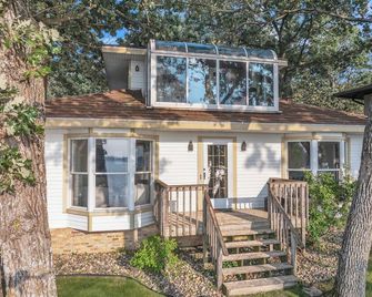 Haywards Bay Harbor House on West Lake - Okoboji - Building