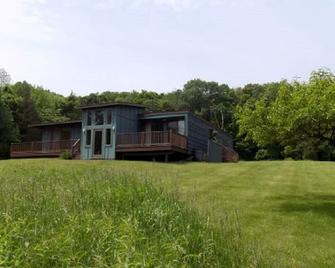 Mid-Century Home Surrounded by Meadows - Pine Plains - Building
