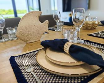 Luxury 3br, 2ba Unit With Pool & Bbq In Gold Coast - Cedar Creek, Gold Coast - Dining room