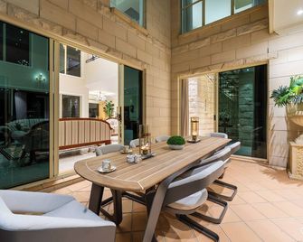 Villa Royal is a luxurious waterfront mansion. with Jetty. direct ocean access. - 파라다이스 포인트 - 파티오