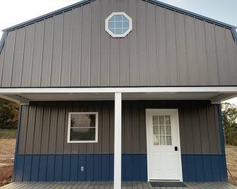 Blue Cabin in the woods close to Whiteman AF Base and Univ. of Central Missouri - Warrensburg - Gebäude