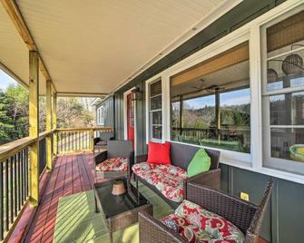 Deck and Fire Pit Riverfront Sylva Getaway! - Sylva - Balcony
