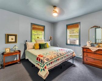 Artist Retreat-Perfect Fall Getaway in Cooperstown - Cooperstown - Bedroom