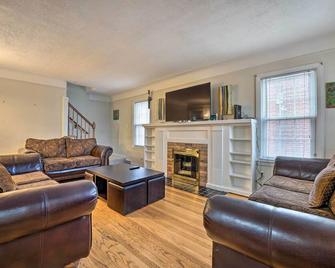 Dearborn Home with Games and Furnished Patio - Dearborn - Living room