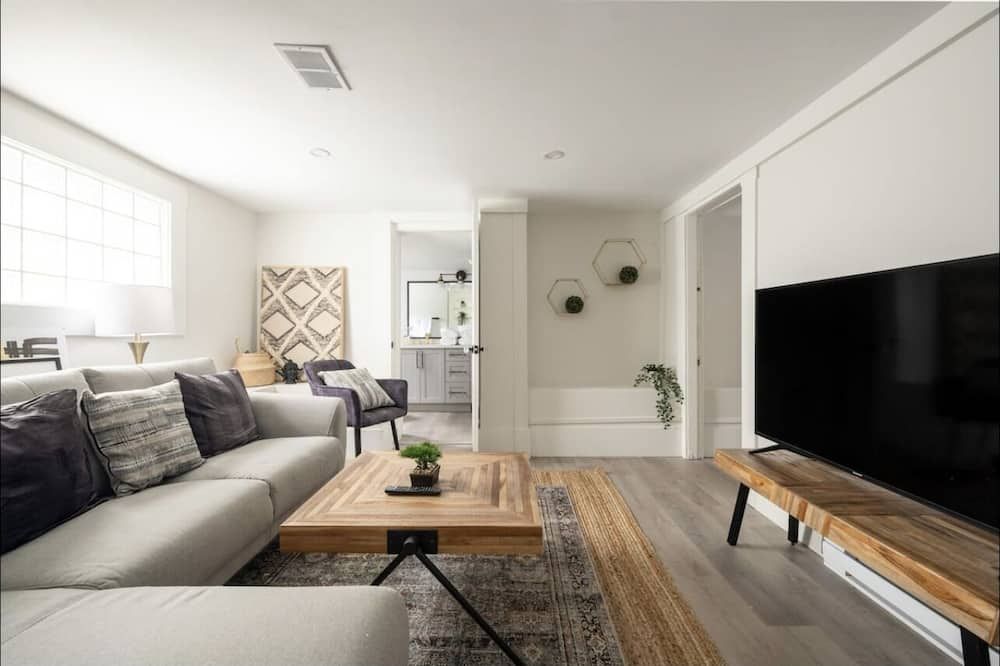 Maple beach house Garden suite - ונקובר - סלון