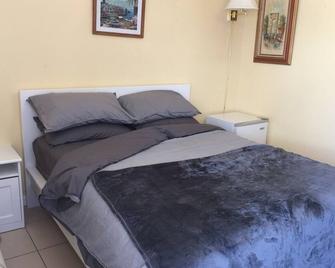 Cozy Condominium Walking To The Misquamicut Beach.Unit One - Westerly - Bedroom