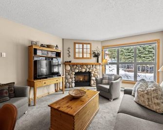 Crystal Forest #51 condo - Sun Peaks - Living room