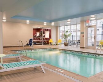 Home2 Suites by Hilton Louisville Downtown NuLu - Louisville - Zwembad