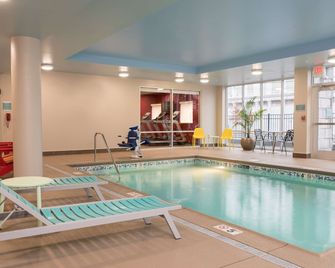 Home2 Suites by Hilton Louisville Downtown NuLu - לואיסוויל - בריכה