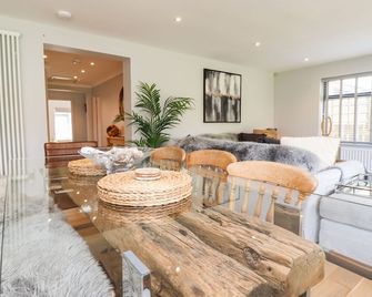 WILLOW, family friendly, country holiday cottage in Beadnell - Beadnell - Dining room