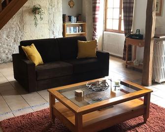 4 - Poirier - 240 yr old cottage - Pool, Summerhouse & Games Barn + playhouse - Migron - Sala de estar