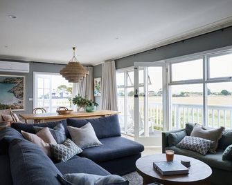 Coach Road Beach House - Indented Head - Sala de estar