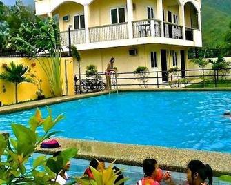 Pundaquit Luxury Resort - San Antonio - Piscina