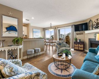 Dock Holiday: Canalfront condo, Water Views, Fisherman's dream with Boat Dock - Manteo - Living room