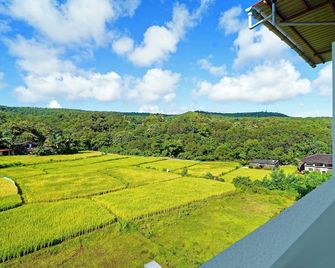 Treebo SS Residency Mountain View with Swimming Pool - Dāpoli - Vista del exterior