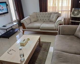 The Apartement is Comfortable, in a highly secure place and strategic location - Madinat Coraya - Living room