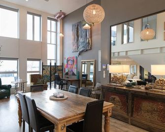 Huge Stylish Art Loft with Spa & Soaring Ceilings - Christchurch - Essbereich