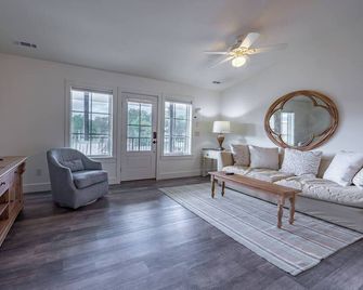 Bridge Creek Inn - Clayton - Living room