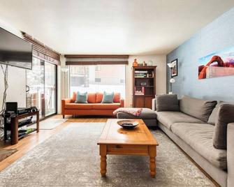 Summit #19 getaway! Pet friendly condo base camp walking distance to lifts! - Mammoth Lakes - Pokój dzienny