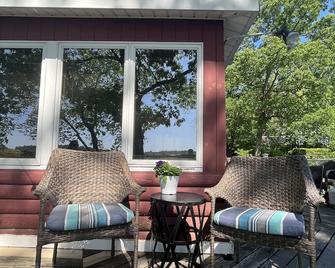 Charming Year Round Lakefront Cottage - Dayville - Patio