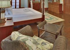 Riverfront Luxury Accommodations - Bullet Tree Falls - Bedroom