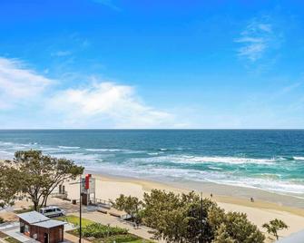 Impressive Waterfront at Chateau Beachside Resort - Clear Island Waters - Playa