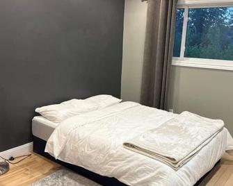  Clean renovated room Just 5 minutes away from Ottawa airport. - Ottawa - Habitación