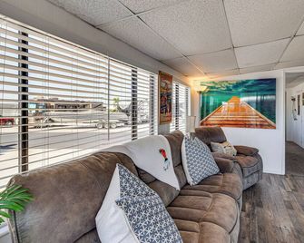 Lake Havasu Home w/ Resort Perks, Walk to Lake - Lake Havasu City