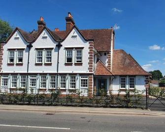 The Bulls Head Inn - Cranleigh - Building