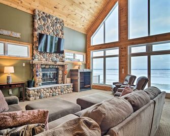 Hike & Ski! Family-Friendly Lake Mitchell Oasis - Cadillac - Soggiorno