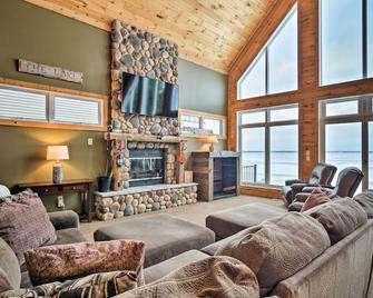 Family-Friendly Lake Mitchell Oasis Hike and Ski! - Cadillac - Huiskamer