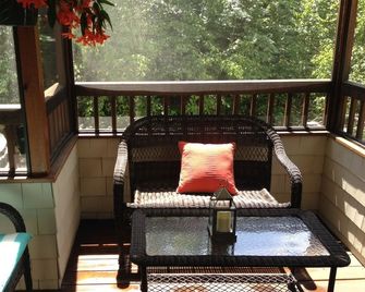 Privately-Situated Forest Knoll Condo Near Town Square, Perfect for Families - Waterville Valley - Balcón