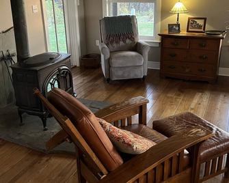 Modern farmhouse only 5 miles from Bucknell campus! - Winfield - Living room