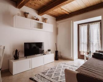 Case vacanze in graziosa borgata alpina - Roure - Living room