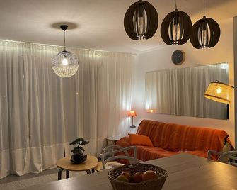 Spacious T2 standing in quiet residence (private) Ondres plage, 2/4 pers - องเดรอ - ห้องนั่งเล่น