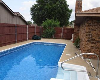 Charming 3-bedroom house with WiFi , AC and Jacuzzi in Ponca City - Ponca City