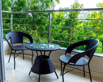 The Classic Verna Hotel - Verna - Balcón