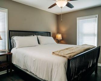 Peaceful, lakefront house on Guist Creek Lake/ Shelbyville-Bourbon Trail - Shelbyville - Bedroom